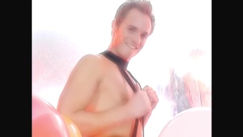 Azione gay all'aperto con Adam Kubick e Kevin Warhol, con sesso orale e forti gemiti