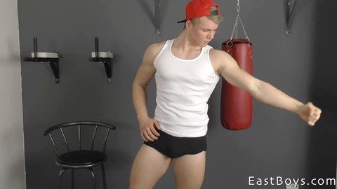 Il twunk biondo platino Denniz Blomqvist fa un provino con dei muscoli seri per una scena selvaggia.