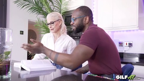 La abuela caliente ama las grandes pollas negras en esta escena de abuelas birraciales descontroladas.