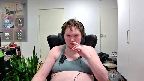 Eine heiße Euro-Schönheit zeigt ihren üppigen Hintern auf der Webcam in HD