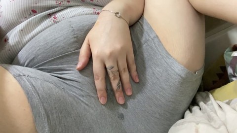 La ragazza panciuta amatoriale MilkyWay ha un primo piano del suo momento di nettare dorato in bagno