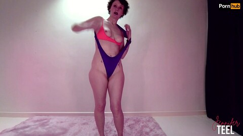 La juguetona Jennifer Teel guiña un ojo travieso con su wedgie.